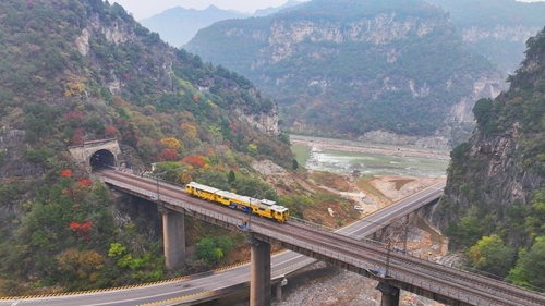 6圖為11月5日,一臺搗固車在磨灘站至盤古寺站區間一座大橋處進行線路搗固作業。 (2)_副本.jpg
