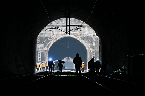 12圖為11月5日,作業人員在隧道口進行線路整治。_副本.jpg