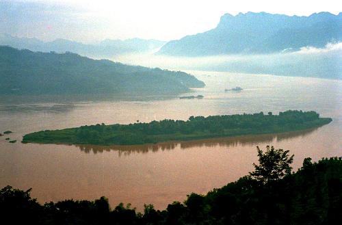 千秋三峽 世紀(jì)偉業(yè)——三峽工程見證新中國60年發(fā)展足跡 這是中堡島的原始地貌(資料照片)。三峽工程于1994年12月14日正式開工,工程采用分期導(dǎo)流方式,分三期進(jìn)行施工,以中堡島為分界點(diǎn)向兩側(cè)延伸,分別修建左岸和右岸大壩。 “截斷巫山云雨,高峽出平湖”,隨著設(shè)計建設(shè)任務(wù)的如期完成,歷經(jīng)近17年的建設(shè),舉世矚目的三峽工程將一代偉人的豪邁設(shè)想變?yōu)楝F(xiàn)實(shí)。承載著共和國水利輝煌夢想的三峽工程,鑄就了惠及千秋的民生水利。 三峽工程凝聚了幾代中央領(lǐng)導(dǎo)集體和全國人民的智慧與力量。1978年至1988年,三峽工程基本完成了建設(shè)的決策準(zhǔn)備;1988年至1998年,三峽工程正式開工并實(shí)現(xiàn)大江截流;1998年至2008年,三峽樞紐主體工程、輸變電工程和移民工作基本完成,三峽水庫實(shí)現(xiàn)了175米蓄水的最終目標(biāo)條件,使夢想變?yōu)楝F(xiàn)實(shí)。 新華社發(fā)